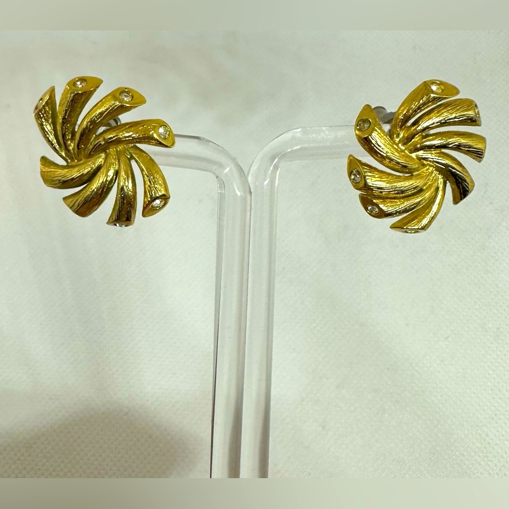 Vintage Crown Trifari Swirl Brushed Gold Tone Clear Rhinestones Earrings 1” EUC